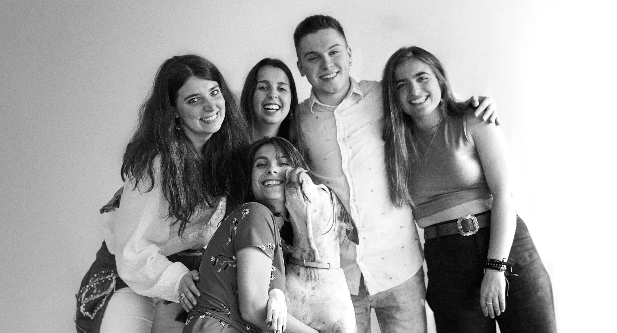 El equipo de Moira Creativa posando junto a su perro