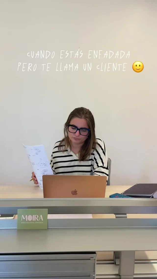 Vídeo de TikTok: cuando estás enfadada pero te llama un cliente