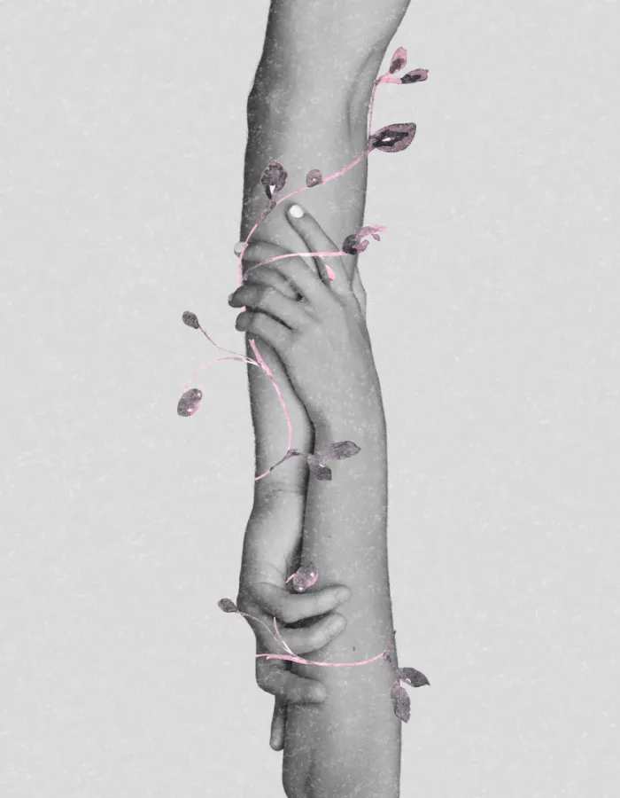 Brazo rodeado por una rama con flores