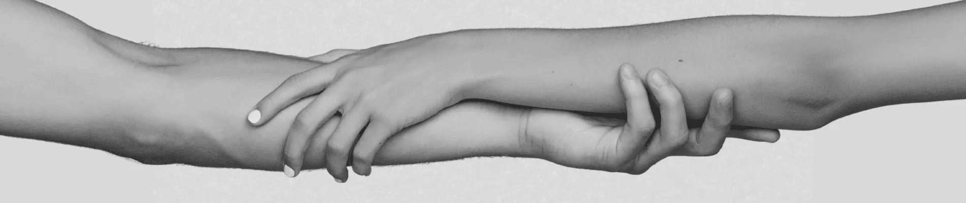Dos brazos entrelazados en blanco y negro